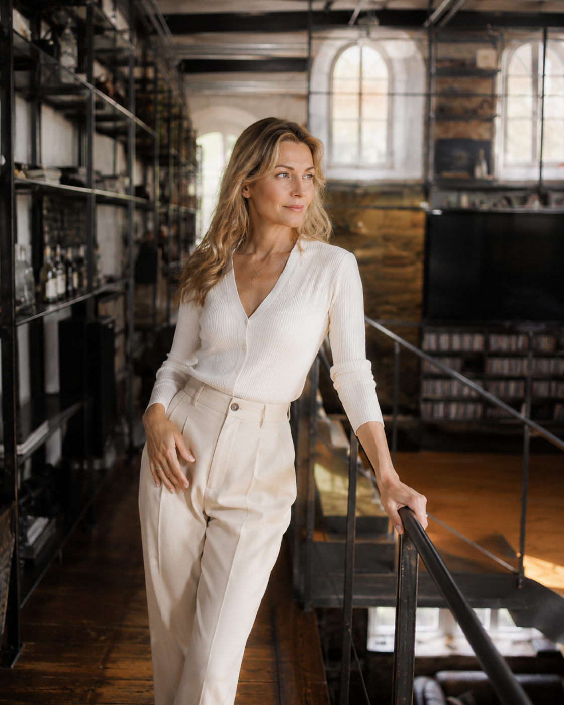 High-Key Fotografie im Black Steel Loft mit hellem Outfit und weichem Licht