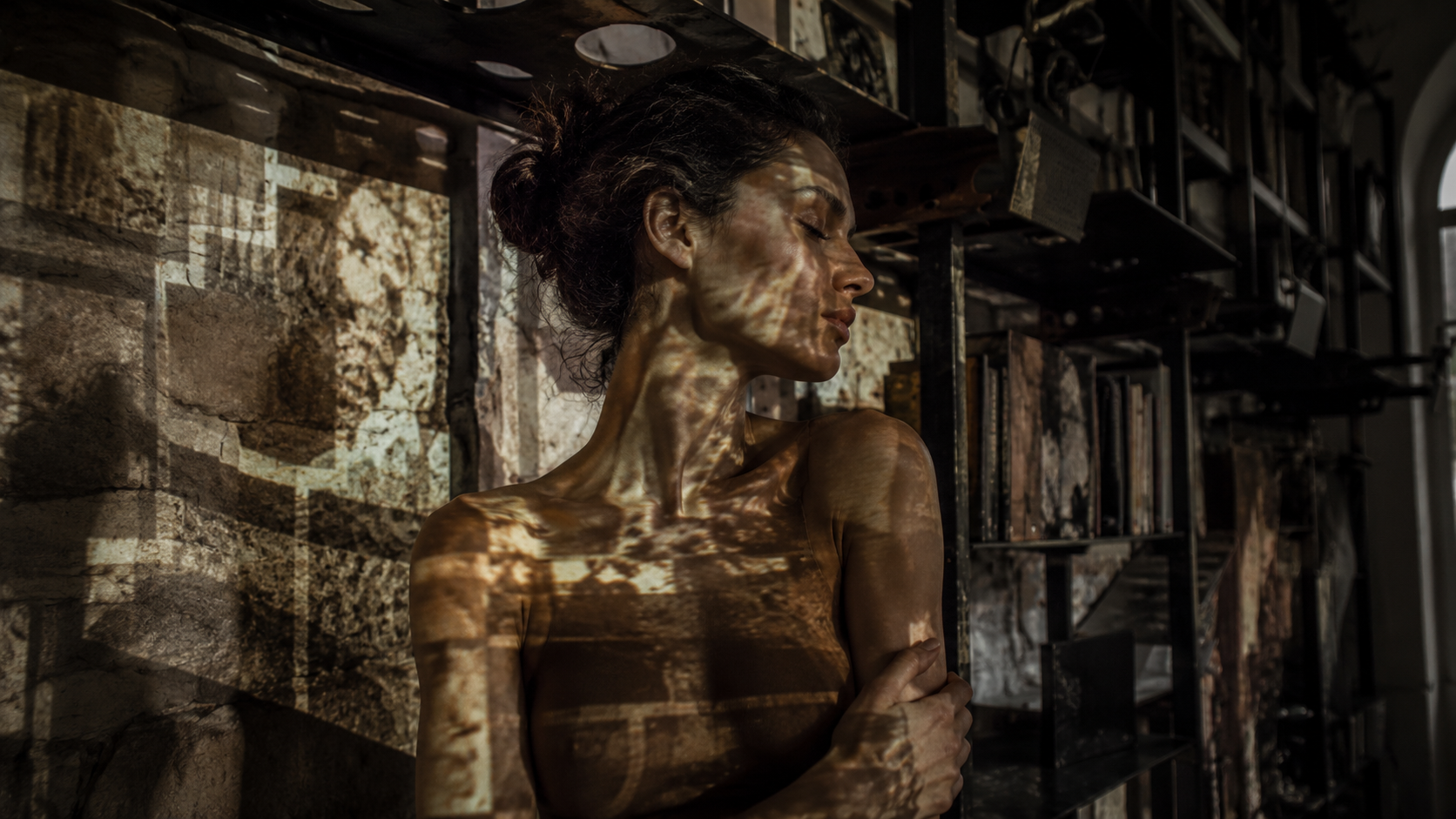 Cinematisches Portrait mit Texturprojektion im Black Steel Loft