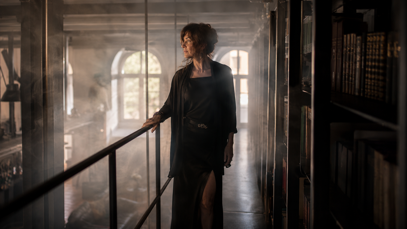 Model auf Galerie mit weichem Nebel und Fensterlicht im Hintergrund