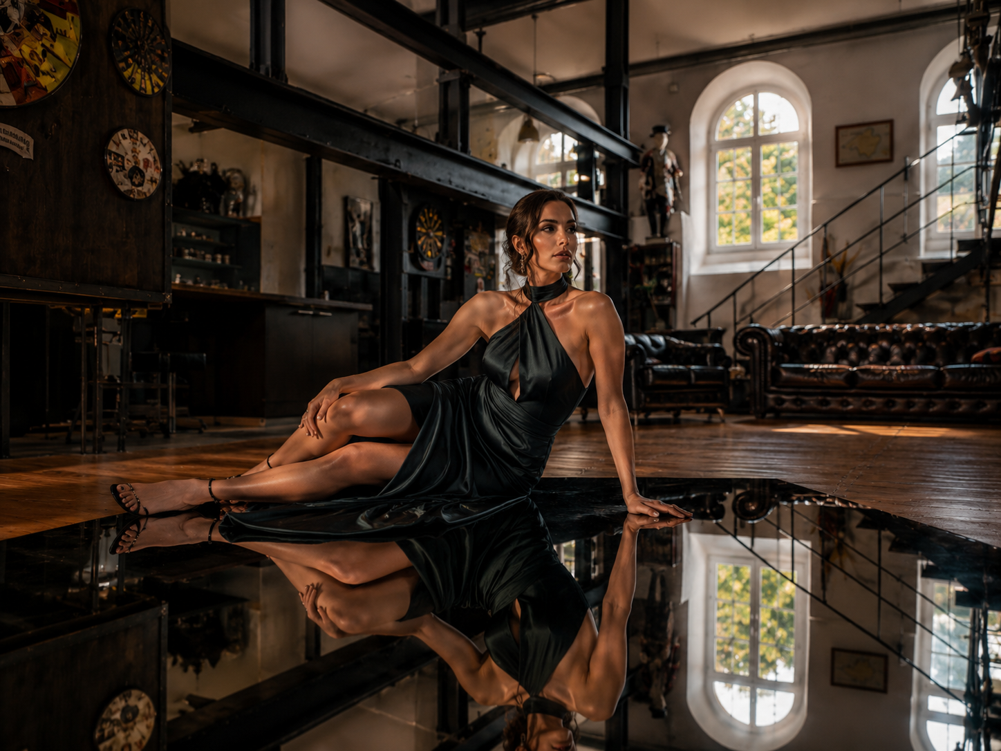 Model mit Spiegelung auf schwarzer Acrylplatte im Black Steel Loft