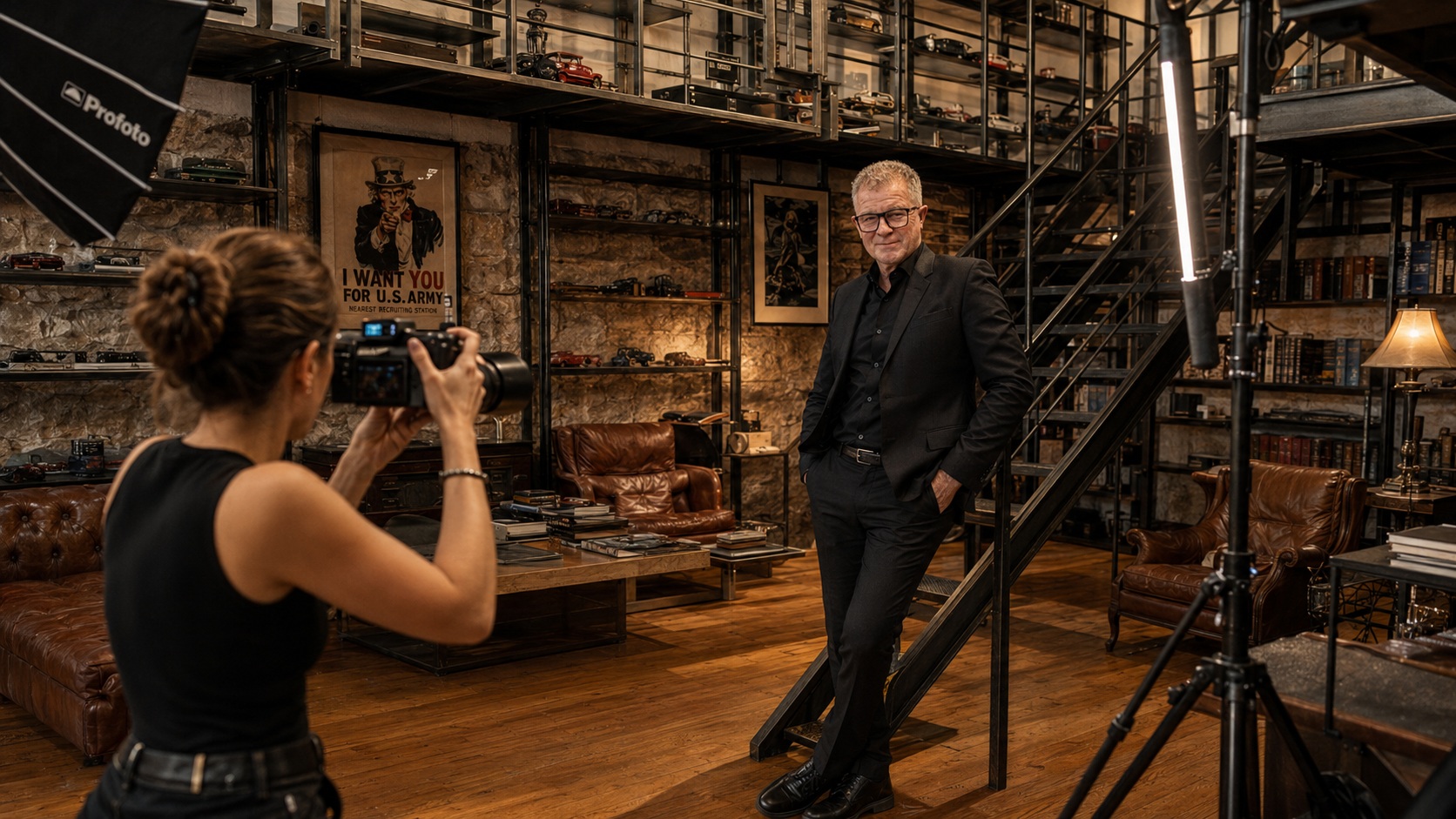 Fotografin fotografiert Businessmann im Black Steel Loft